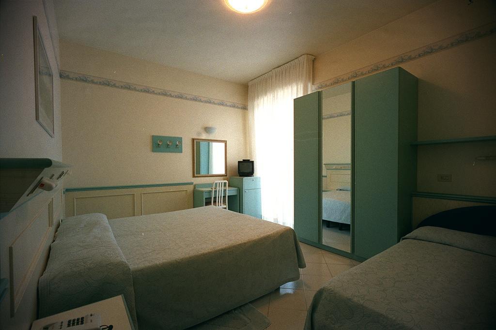 Hotel Arizona Riccione Bagian luar foto