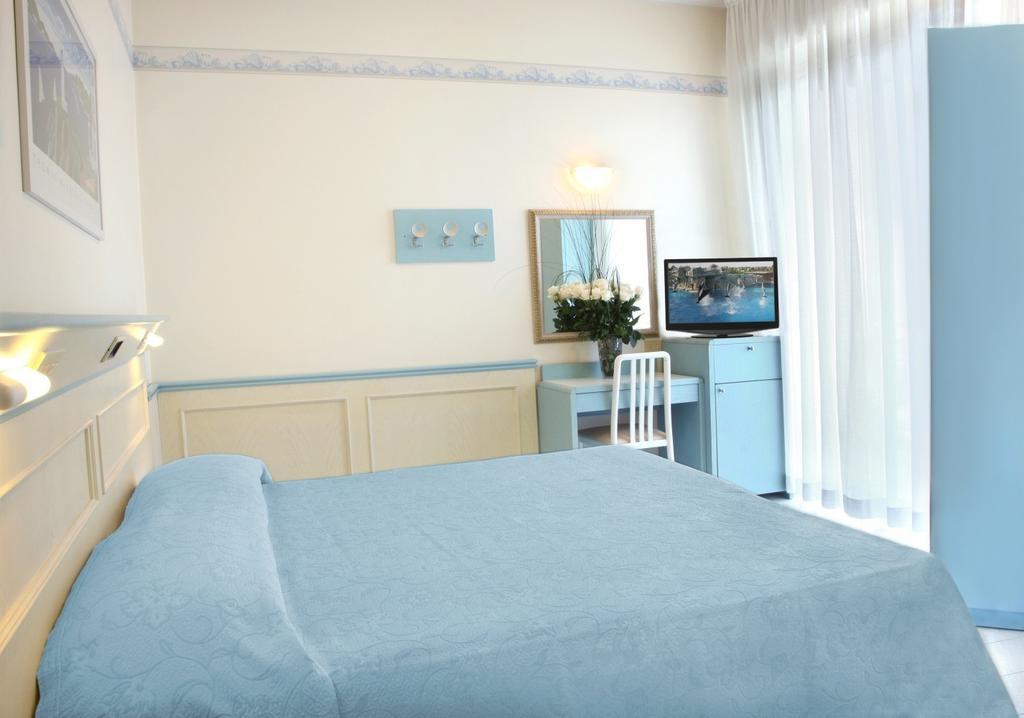 Hotel Arizona Riccione Bagian luar foto
