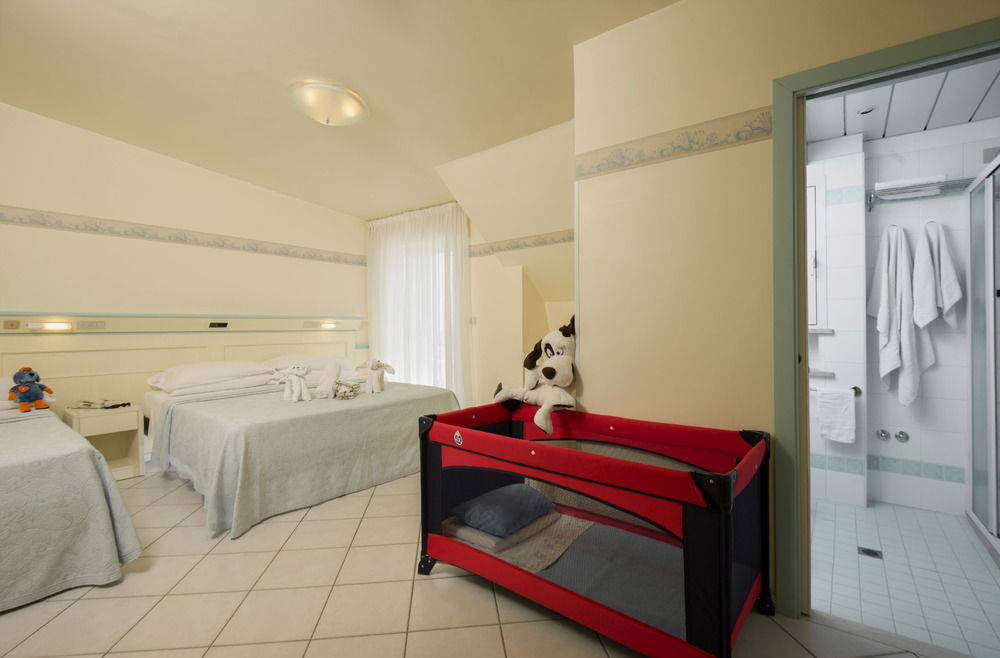 Hotel Arizona Riccione Bagian luar foto